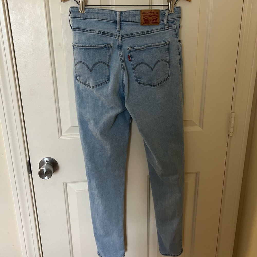 Levi’s 721 High Rise Skinny. Size 28. Light Wash. - Picture 5 of 8